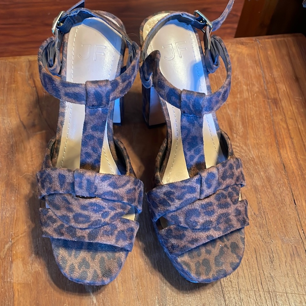 Shoedazzle. Size 36.5 only wore it two times. Very comfortable